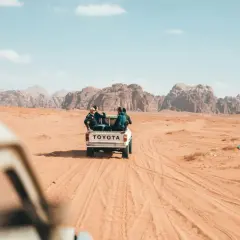 Wyprawa po pustyni w Jordanii. Czy do Jordanii potrzebny jest paszport? Turyści w Toyocie podziwiają skaliste góry.