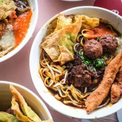 Bogactwo smaków kuchni chińskiej: makaron z mięsem, klopsikami, chrupiącymi wontonami i pikantnym sosem.