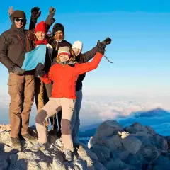 Szczęśliwi zdobywcy szczytu Teide, pozujący na tle morza chmur. Wspaniałe wspomnienie z wejścia na Teide!