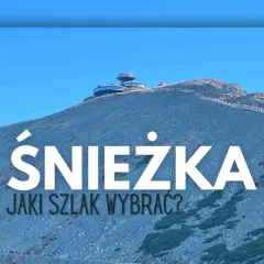 Szlak niebieski na Śnieżkę, kamienista góra z budynkami na szczycie i turystami na ścieżce.