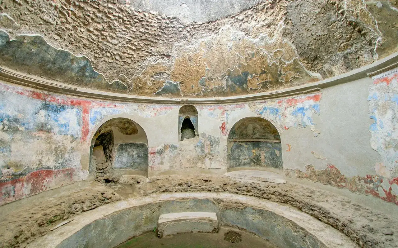 Wnętrze zniszczonych fresków, łukowate wnęki i kamienne ławy. To pozostałości po życiu w Pompejach, mieście grzechu, które pochłonął wulkan.